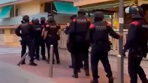 Hasta 300 agentes de Mossos y Polic&iacute;a Nacional han participado en una macrooperaci&oacute;n contra el Top Manta en Salou este martes.