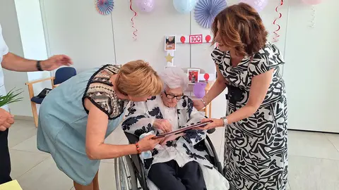 Visita de Emma Buj a Pilar Villarroya en su centenario