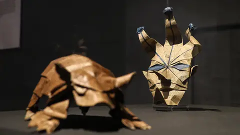Las obras est&aacute;n elaboradas con papeles artesanales y materiales aut&oacute;ctonos. Foto: Pilar &Aacute;lvarez