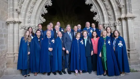El presidente Azc&oacute;n, junto a varios integrantes de la Real Hermandad de San Juan de la Pe&ntilde;a. Foto: Fabi&aacute;n Sim&oacute;n