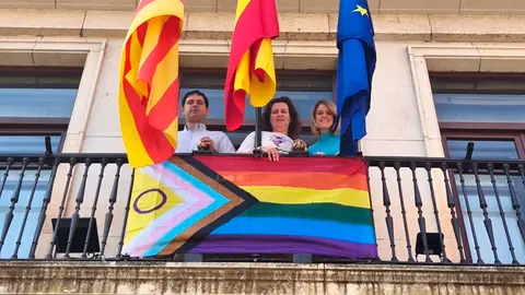 Momento de colocaci&oacute;n de la bandera