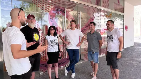 El diputado Jorge Pueyo junto a los trabajadores en el centro de juventud de la Azucarera