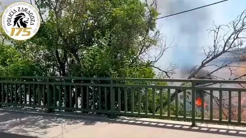 Imagen tomada por la Polic&iacute;a de Zaragoza mientras el fuego segu&iacute;a activo