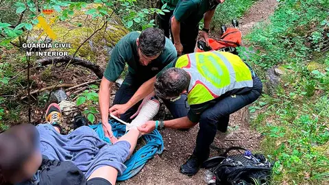 Intoxicaciones alimentarias, posibles fracturas de tibia y peron&eacute; o monta&ntilde;eros enriscados protagonizan el &uacute;ltimo parte de rescates del Greim de este martes.