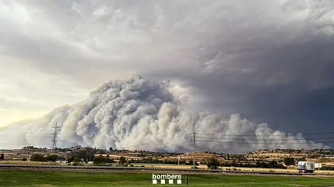 Vista del humo generado en el incendio de la comarca de la Segarra