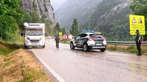 M&aacute;s de 200 personas ya han sido evacuadas por la DGA y Guardia Civil tras casi 24 horas atrapadas por un desprendimiento en la carretera del Balneario de Panticosa. Foto: Ram&oacute;n Comet