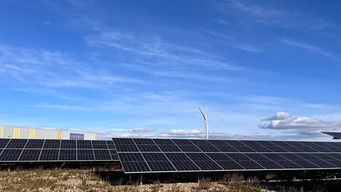 Planta de generaci&oacute;n el&eacute;ctrica renovable junto a la actual factor&iacute;a de Stellantis en Figueruelas. Foto: E.P.