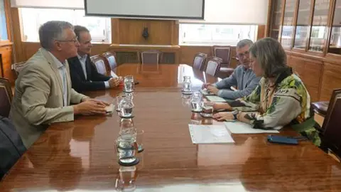 El Gobierno de Arag&oacute;n ha ofrecido su colaboraci&oacute;n inmediata para identificar, junto a la Confederaci&oacute;n Hidrogr&aacute;fica del Ebro, los puntos m&aacute;s cr&iacute;ticos del territorio en las pr&oacute;ximas semanas y comenzar a actuar cuanto antes. En este sentido, ha mostrado su disposici&oacute;n a facilitar todos los tr&aacute;mites administrativos necesarios e incluso a anticipar la ejecuci&oacute;n de obras urgentes, asumiendo inicialmente su coste para despu&eacute;s reclamar su financiaci&oacute;n.Pr&oacute;ximamente, t&eacute;cnicos del Gobierno de Arag&oacute;n y de la Confederaci&oacute;n Hidrogr&aacute;fica del Ebro visitar&aacute;n los m&aacute;s de 40 puntos identificados como peligrosos para analizar los trabajos de limpieza de cauces y barrancos necesarios.Los consejeros han recordado que esta reuni&oacute;n se produce tras dos cartas remitidas por Berm&uacute;dez de Castro a la ministra Sara Aagesen en abril y junio, en las que se solicitaba una reuni&oacute;n urgente y se denunciaba la falta de respuesta ante las reiteradas peticiones de actuaci&oacute;n.La reuni&oacute;n se ha desarrollado en un clima de cordialidad y voluntad de colaboraci&oacute;n institucional. Foto: DGA