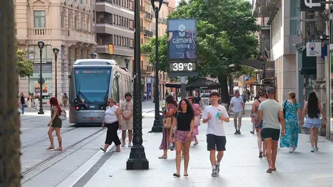 gente-paseando-zaragoza