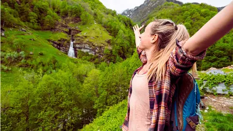 mujer-en-plena-naturaleza-aragonesa