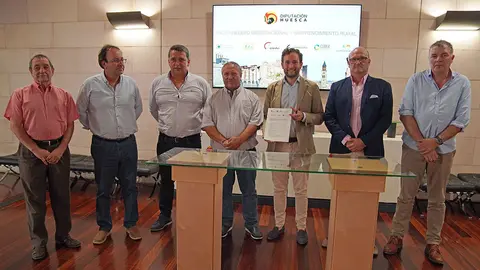 Representantes de la DPH y los grupos leader en el momento de la firma del acuerdo de colaboraci&oacute;n