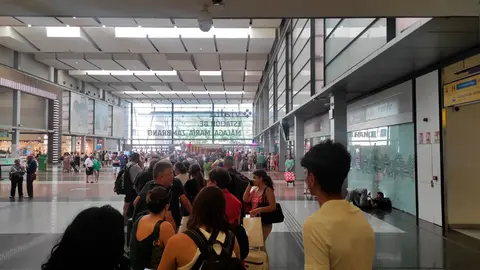 Filas en la Estaci&oacute;n de M&aacute;laga Mar&iacute;a Zambrano