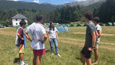La directora gerente del IAJ, Cristina Navarro, ha visitado esta ma&ntilde;ana a los acampados en Hecho y Ans&oacute;. Fuente: DGA
