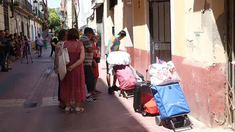 Un vecino recoge sus pertenencias. Foto: Pilar &Aacute;lvarez