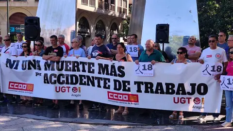 CCCOO y UGT se han concentrado este lunes en Zaragoza para denunciar las 18 muertes laborales que Arag&oacute;n suma en 2025.