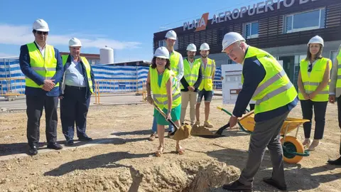 Octavio L&oacute;pez y Emma Buj, en el acto de colocaci&oacute;n de la primera piedra de la ampliaci&oacute;n del edificio de la terminal del aeropuerto. DGA