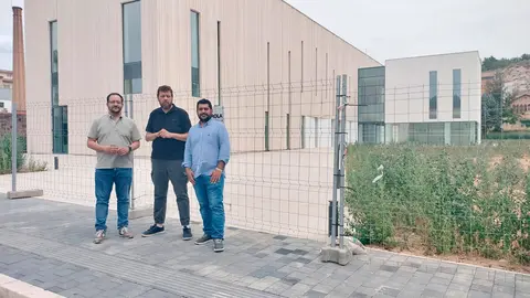 Representantes del PSOE frente a las instalaciones. Foto: PSOE