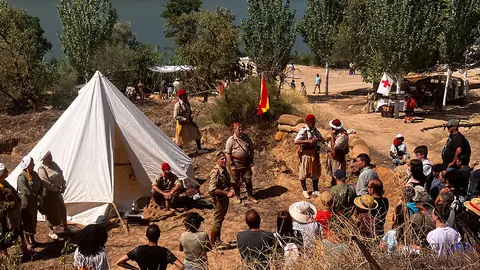 Tal y como sucedi&oacute; en la madrugada del 25 de julio de 1938, las Divisiones Republicanas 42 y 44 han cruzado en barcas el cauce para tomar por sorpresa el Fay&oacute;n. Foto: Turismo Fay&oacute;n