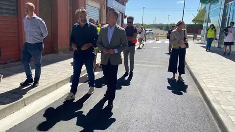 El responsable de Urbanismo, V&iacute;ctor Serrano, pasea por la nueva calle Estudios en el distrito Casablanca.