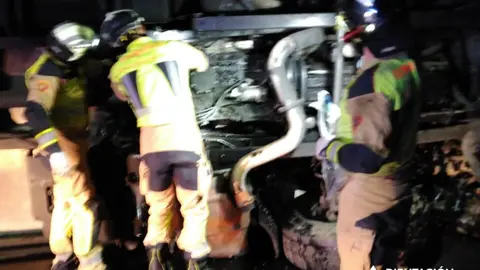 Un camionero de 64 a&ntilde;os ha muerto este jueves en la N-122 cerca de Tarazona. Foto: Bomberos DPZ