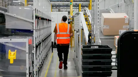 Trabajador de Amazon en Plaza. Foto: Arag&oacute;n Digital