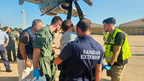 El operativo y uno de los ni&ntilde;os. Foto: Ministerio de Sanidad