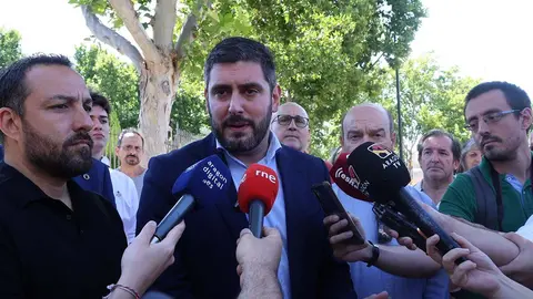 Alejandro Nolasco (Vox) ha denunciado en el barrio Jes&uacute;s la inseguridad en las calles de Zaragoza por la inmigraci&oacute;n ilegal. Foto: Pilar &Aacute;lvarez