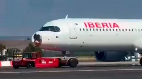Un avi&oacute;n con destino a Par&iacute;s ha tenido que aterrizar de emergencias en Madrid-Barajas tras impactar con un ave. Foto: X / @aeroflightnews
