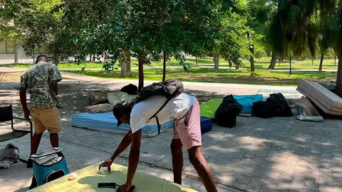 Imagen de archivo de personas sin hogar que duermen en el Parque Bruil. Foto: Arag&oacute;n Digital