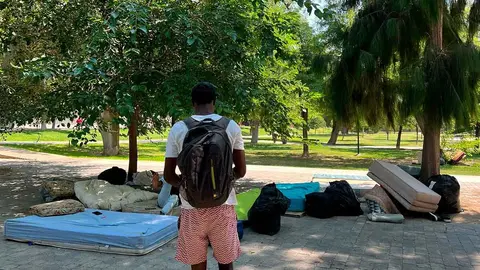 Migrantes durmiendo en la calle en el Parque Bruil antes del desalojo
