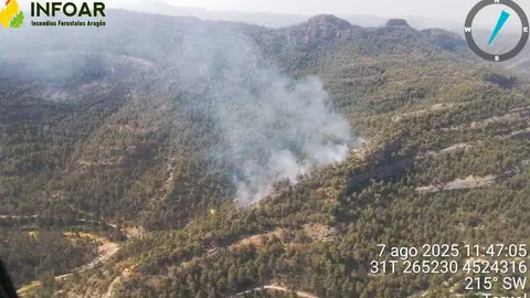 Vista del incendio en el Parrizal de Beceite poco antes del mediod&iacute;a de este jueves. Foto: Infoar