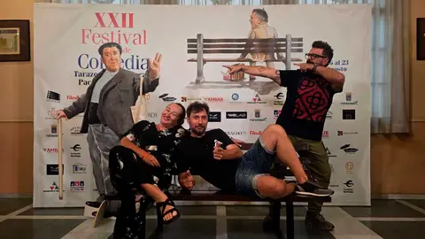 Sentados-&Aacute;ngeles-Hern&aacute;ndez-(productora)-y-Ra&uacute;l-Fern&aacute;ndez-de-Pablo-(actor)-De-pie-David-Matamoros-(director-y-guionista)