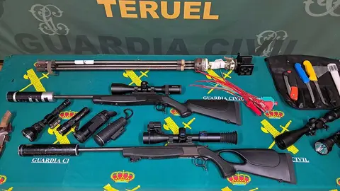 Los cazadores furtivos detenidos fueron pillados disparando a un ciervo desde su coche en la Sierra de Albarrac&iacute;n.