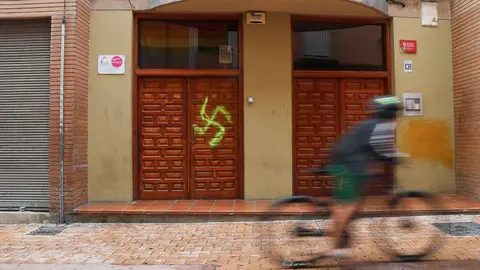 Una pintada con simbolog&iacute;a nazi apareci&oacute; este mi&eacute;rcoles en la puerta de la sede de Somos LGTB+ Arag&oacute;n. Foto: P. A.