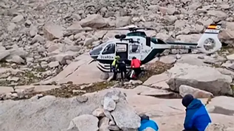 Momento del rescate por parte del Greim de Benasque (Huesca) en el Ibon de Coronas.