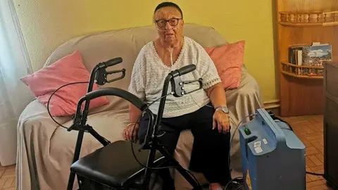 Mar&iacute;a Dolores, en el interior de su casa de La Ba&ntilde;a | Foto cedida por Dora Maestre.
