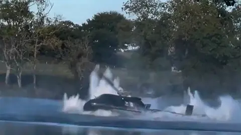 Momento en el que un helic&oacute;ptero en Francia se estrella en el agua.