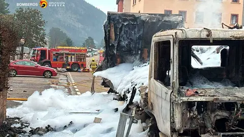 El cami&oacute;n frigor&iacute;fico ha quedado completamente calcinado tras incendiarse en la N-330 a su paso por Canfranc-Estaci&oacute;n. Fuente: DPH