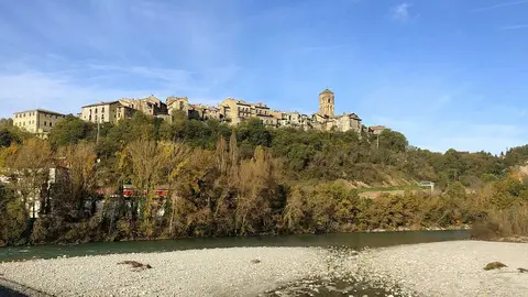 La-Villa-Medieval-desde-el-puente-del-Cinca