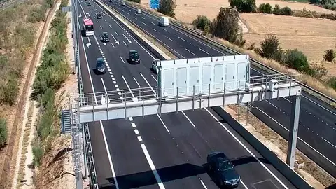 La DGT ha se&ntilde;alado que los horarios de mayor intensidad de tr&aacute;fico se concentrar&aacute;n el los d&iacute;as festivos esta Navidad 2025-2026.