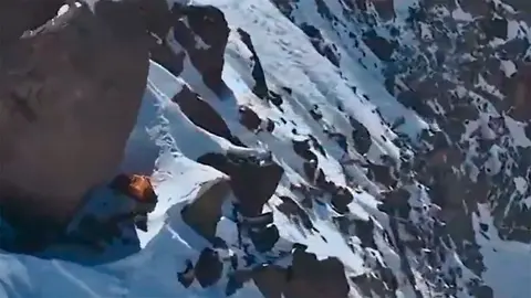 Fotograma del v&iacute;deo que muestra a la alpinista Natalia Nagovistyna saludando a la c&aacute;mara del dron, a 7.000 metros de altura. Fuente: @ceanglobal / X