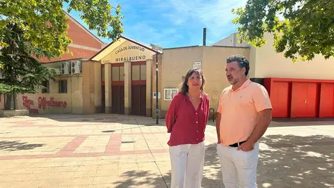 Lola Ranera y Paco Gal&aacute;n ha visitado este martes la Zona Joven de Miralbueno. Foto: PSOE