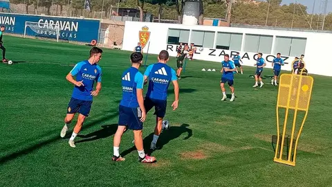 Borge, a la izquierda, entrena con el Real Zaragoza. Foto: M.G.