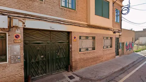 Portal donde se ubicaba el CSO La Fabrika de Chocolate, en el barrio Jes&uacute;s de Zaragoza.