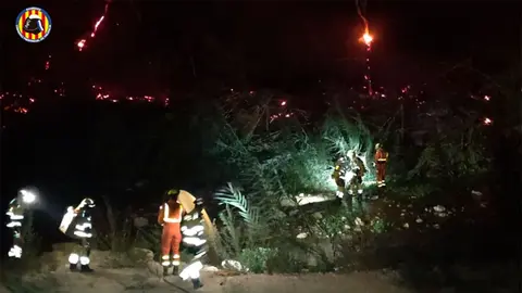 El incendio en Bu&ntilde;ol (Valencia) oblig&oacute; a desalojar a varios vecinos. Fuente: Bomberos DPV