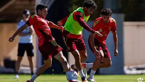 Vallejo pelea junto a G&aacute;mez, otro ex del Real Zaragoza, por un bal&oacute;n. Foto: Albacete Balompi&eacute;