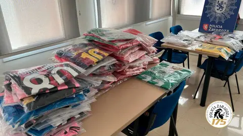 La Polic&iacute;a Local se incaut&oacute; de 150 camisetas de f&uacute;tbol presuntamente falsificadas en Zaragoza.