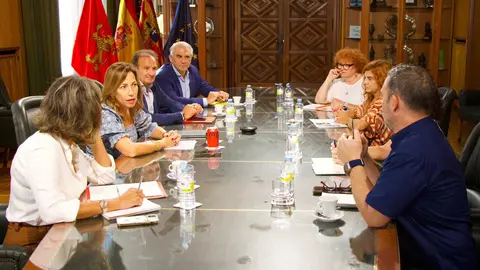 La alcaldesa de Zaragoza, Natalia Chueca, durante la reuni&oacute;n mantenida ayer con representantes vecinales de la zona afectada