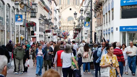 Compras en Paseo Independencia. Imagen de archivo.