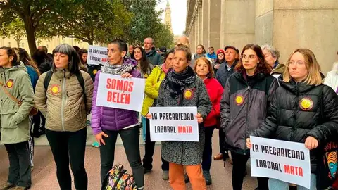 Los sindicatos y trabajadores de centros de menores, frente a la sede del IAAS el pasado mes de marzo.